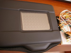 これが四角い窓。購入したLCD（WBX280V009）にぴったしサイズ。