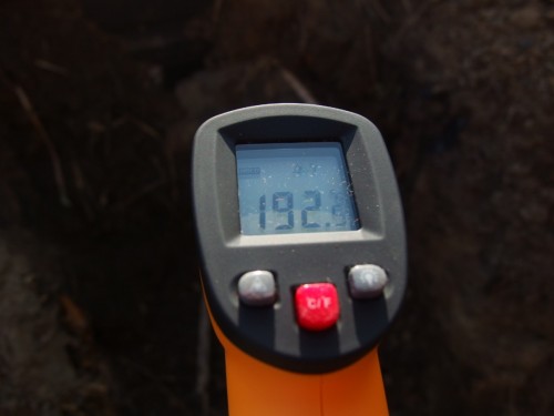 レーザーポインタを使い、焚き口からなるべく奥の温度を測る。 ただいま192度。
