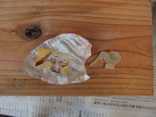 その４。 穴をつなげるように、図案の周りを切り出していきます。 余談ですが、貝を削っているとルーターのビットがすごいきれいになってくれてうれしくなります。